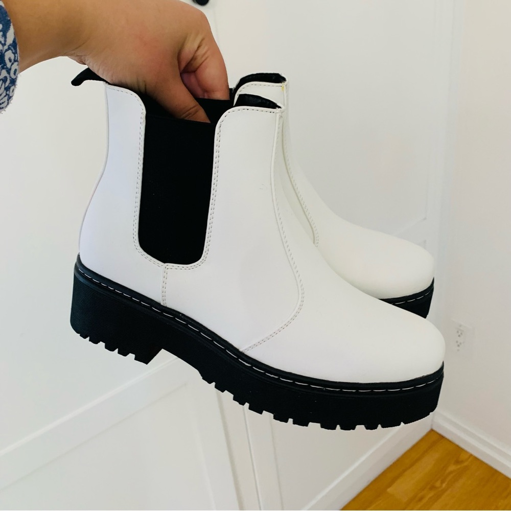Miss Lola Refresh White/Black Boots Size 9